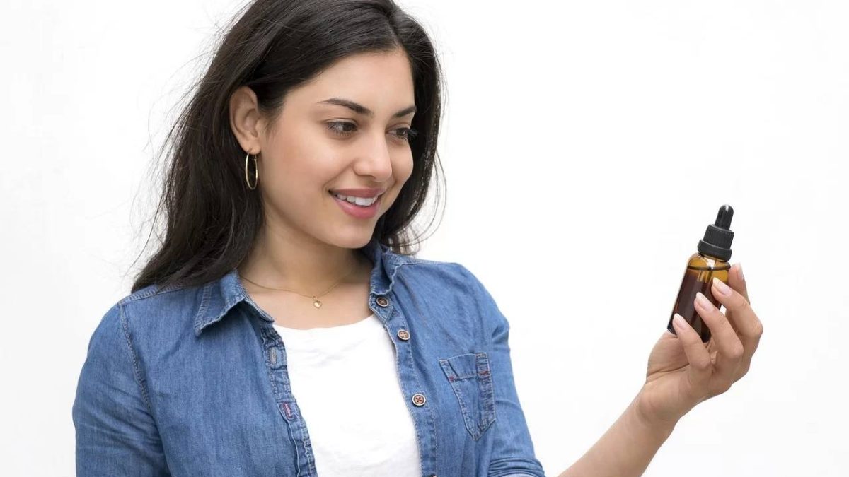 mujer leyendo diferencia entre tHC y CBD