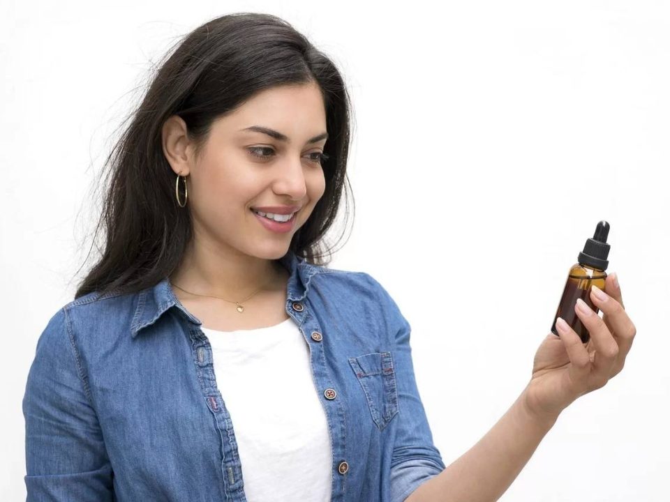 mujer leyendo diferencia entre tHC y CBD