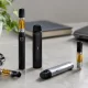 Dispositivos de vapeo sobre mesa moderna